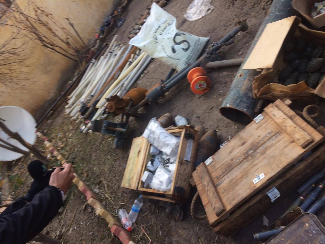 به‌ وێنه‌.. له‌ كارگه‌يه‌كى درووستكردنى چه‌كى داعشدا قوتوى بيره‌ و وێسكى دۆزرايه‌وه‌